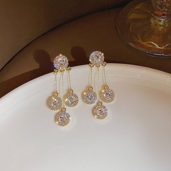LuxGlow | Illuminate your look with luxurious sparkles!
